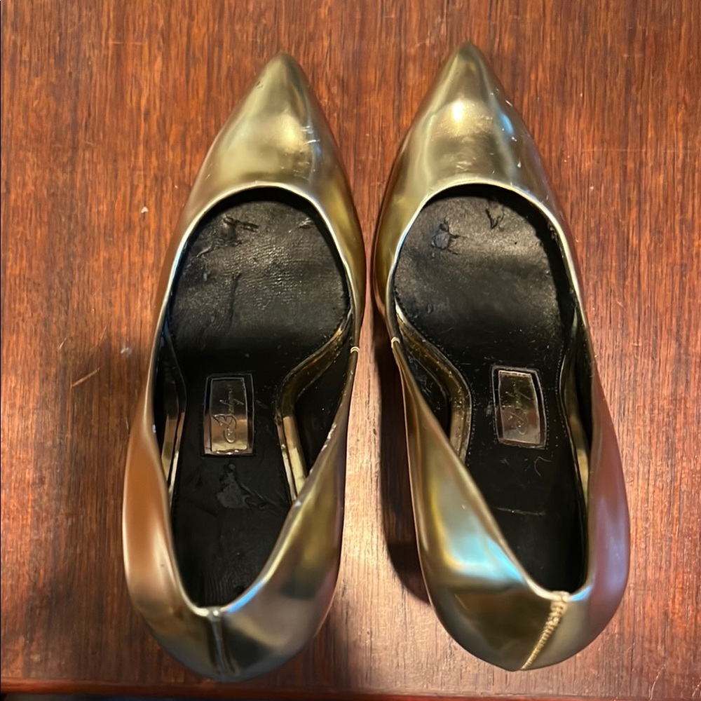 Boutique 9 Gold Heels Sleek and Elegant